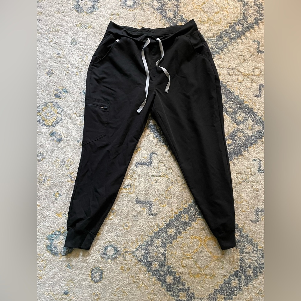 Black Zamora™ High Waisted 2.0 - Petite Jogger Scrub Pants
L - Black